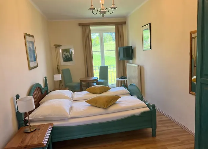 斯特鲁斯尼霍夫兰德豪斯旅馆 Pörtschach am Wörthersee