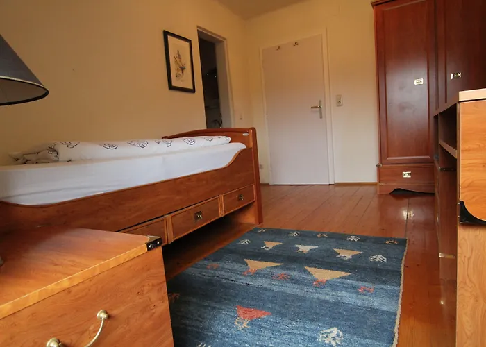 斯特鲁斯尼霍夫兰德豪斯旅馆 Pörtschach am Wörthersee