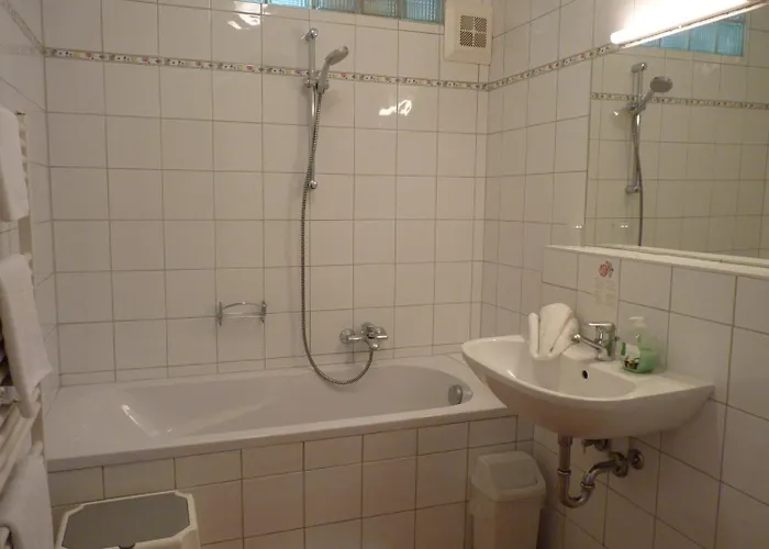 斯特鲁斯尼霍夫兰德豪斯旅馆 招待所 Pörtschach am Wörthersee