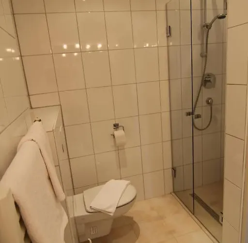 招待所 斯特鲁斯尼霍夫兰德豪斯旅馆 Pörtschach am Wörthersee